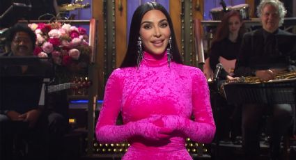 Kim Kardashian se BURLA de su familia en SNL con DIVERTIDO monólogo: VIDEO