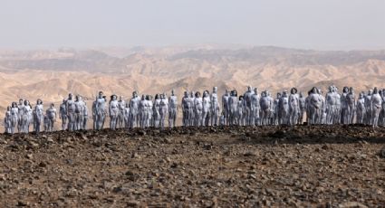 ¡Tunick lo hizo de nuevo! Fotografía en el Mar Muerto a cientos de personas DESNUDAS