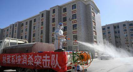 China confina otra ciudad por brotes de COVID-19; vuelos y bodas son canceladas