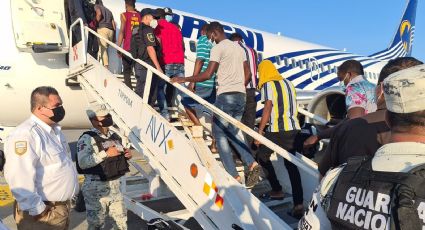 Haitiano salta de ESCALERAS de avión para no ser deportado: VIDEO