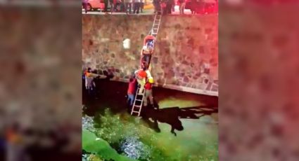 Conductor CAE al río, intentan subirlo en camilla por una escalera y se les RESBALA: VIDEO VIRAL