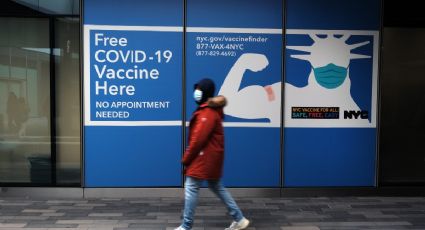 CDC recomiendan aplicar vacuna de refuerzo en adultos ante variante Ómicron