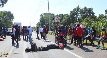 Migrantes bloquean carretera en Tapachula; quieren quedarse en México