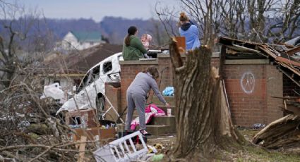 ¿Milagro? Bebés sobreviven a TORNADO tras volar por los aires en su BAÑERA