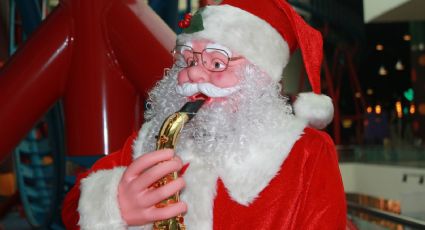 Santa Claus usa una lancha para entregar regalos en Brasil