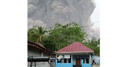 Volcán Semeru en Indonesia entra en ERUPCIÓN y avalancha de CENIZA deja víctimas: VIDEOS