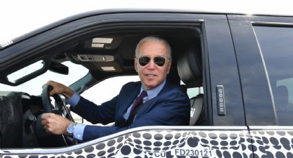 Biden conduce camioneta a toda velocidad para promocionar su nuevo proyecto: VIDEO