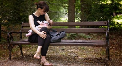 Cachetean a MAMÁ joven por amamantar a su bebé en público, esto pasó