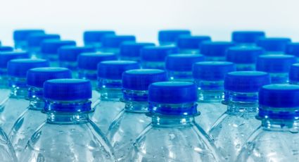 ¡Alerta! Agua embotellada es retirada de tiendas en EU por MUERTES relacionadas a su consumo