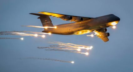 ¿EU se prepara para la GUERRA? Mayor avión de la Fuerza Aérea prueba bengalas antimisiles: FOTOS