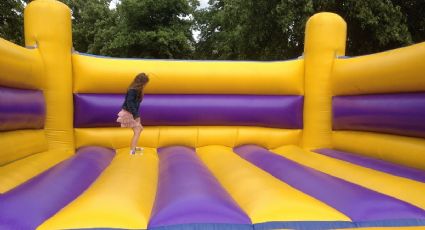 ¡De miedo! Viento eleva castillo inflable y los niños salen VOLANDO: VIDEO