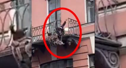 Pareja semidesnuda CAE de un balcón en plena pelea: VIDEO FUERTE