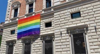 Embajada de EU coloca bandera LGBT+ por el mes del orgullo en el Vaticano