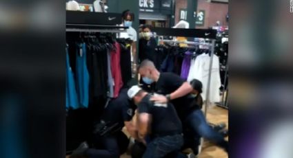 Policías dan brutal GOLPIZA a joven de 17 años; lo tiraron al piso y patearon: VIDEO VIRAL