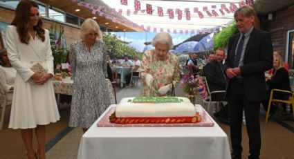 La Reina Isabel CORTÓ un pastel de una forma ÚNICA y graciosa: FOTO + VIDEO