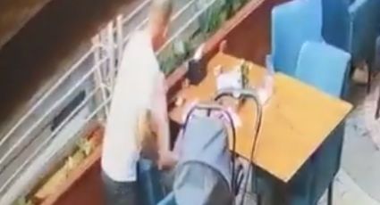 Sujeto golpea a su esposa con un vaso de VIDRIO y un CUCHILLO en cafetería: VIDEO