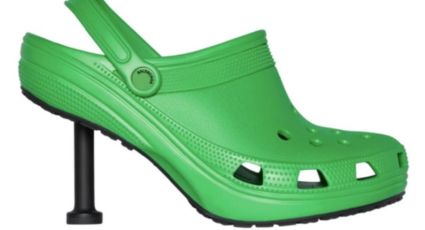 Los Crocs con TACÓN de Balenciaga son una realidad y los MEMES no los perdonaron