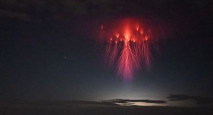 Captan impresionante "medusa infernal" que iluminó el cielo de Estados Unidos; FOTOS