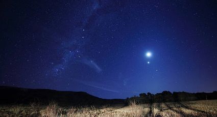 ¡Mira al cielo! 'Beso' de Venus, Marte y la Luna será esta noche; aquí los detalles