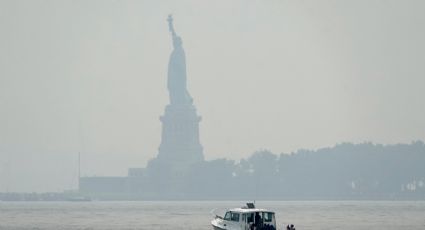 Nube de humo asfixia todo Nueva York, incendios forestales en EU tienen la culpa