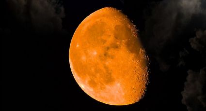 De este color se vio la Luna, ¿es a causa de los incendios forestales en Estados Unidos?