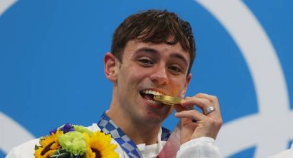 Tom Daley cautiva con la TIERNA forma de proteger su medalla de oro en los Juegos Olímpicos