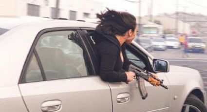 Mujer apunta con un arma AK47 a bordo de un AUTO en San Francisco