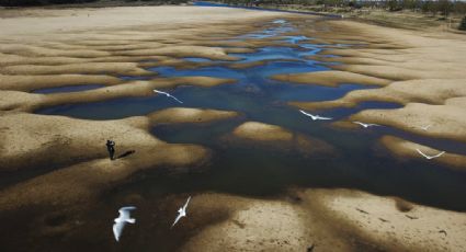 Sequía histórica baja las aguas del Río Paraná; gente cruza a pie de Argentina a Paraguay: FOTOS