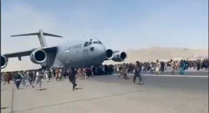 Desgarrador: Afganos caen al VACÍO, tras subir a ruedas de un avión para huir de Kabul (VIDEO)