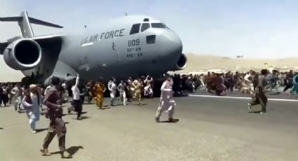 ¡Impactante! Hombre se graba mientras se AFERRA al fuselaje de avión para salir de Afganistán: VIDEO
