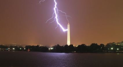 ¿Una SEÑAL? Rayo cae sobre el obelisco del monumento a Washington en EU; ve el VIDEO