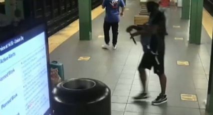 Golpean con un martillo a un hombre en el Metro de NY y cae a las vías: FUERTE VIDEO