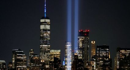 Se iluminan las Torres Gemelas de Nueva York para finalizar homenajes de los ataques del 11-S