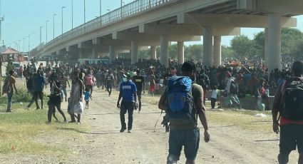 ¡Ojo! 5 MIL migrantes esperan ser procesados bajo el Puente Internacional Del Río, Texas: VIDEO