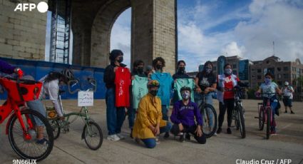 Mujeres afganas refugiadas en México pasean en bici en Reforma