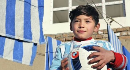 Niño afgano famoso por la camisa de plástico de Messi, pide ayuda por temor a los talibanes