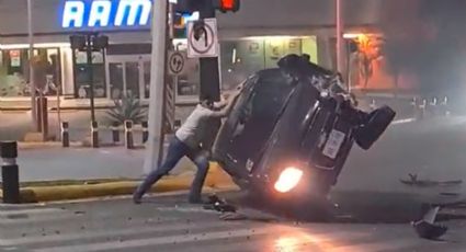 ¿Hulk mexicano? Conductor CHOCA y voltea su coche con sus propias manos: VIDEO