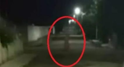 ¡Terrorífico! Jóvenes captan silueta de una mujer "fantasma" deambulando en las calles: VIDEO VIRAL