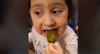Reacción de niña al probar por primera vez el chile jalapeño se vuelve viral | VIDEO