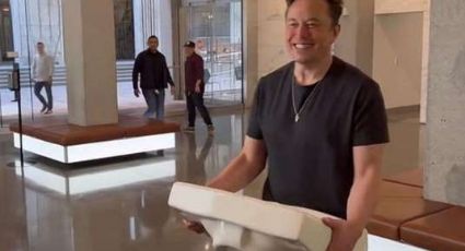 Elon Musk se proclama "jefe twit" y entra a oficinas de Twitter ¡con un lavabo!