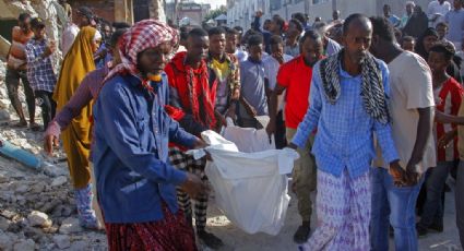 Mueren 100 personas por coches bomba en Somalia