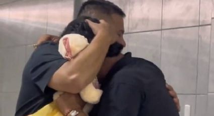 ¡Conmovedor! Hombre rompe en llanto tras recibir peluche con la voz de su esposa fallecida | VIDEO