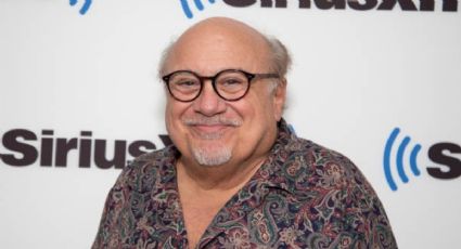 ¿Cuál es la enfermedad tiene Danny DeVito que afecta sus huesos y es responsable de su estatura?