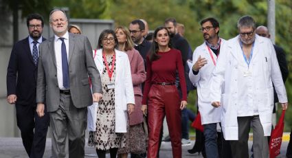 Reina Letizia de España impresiona al aparecer con conjunto de cuero rojo