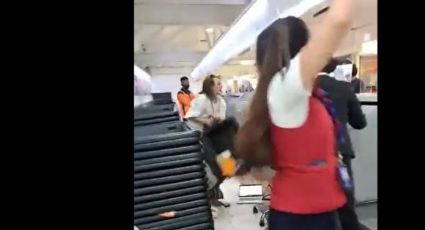 Mujer causa destrozos en aeropuerto de Ciudad de México... ¡porque perdió vuelo!