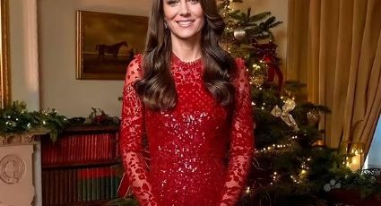 Kate Middleton reaparece en redes con elegante vestido rojo para promocionar especial navideño
