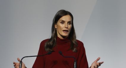 ¿Reina del estilo? Letizia de España acapara miradas con vestido reciclado color burdeos