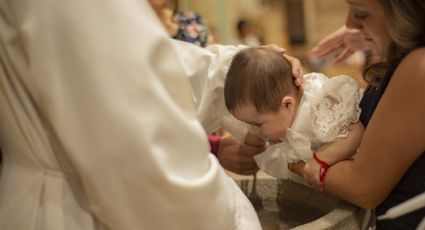 ¡Viven en el pecado! Iglesia invalida miles de BAUTIZOS porque sacerdote usó una palabra errónea por años