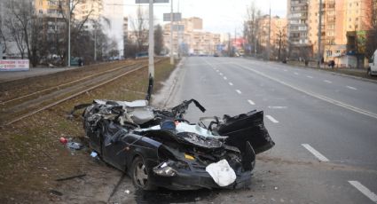 ¡Aterrador! Ucraniano queda atrapado en su auto tras ser aplastado por un tanque ruso: VIDEO