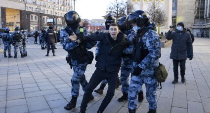 Estallan protestas masivas en Rusia contra la guerra en Ucrania; Kremlin amenaza con encarcelarlos
